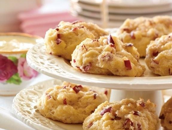 Scones exquis aux pommes Red Prince avec crème caillée